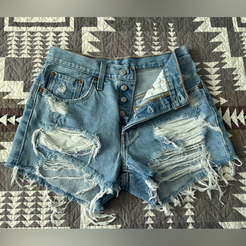 Levi’s 501 Short - destroyed size 26